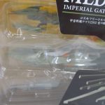 窓越しに見える本体のクローズアップ。砲塔と艦体上面が確認できる。