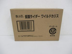 S.I.C. 仮面ライダーワイルドカリスの輸送箱。ダンボールに品名とバーコードが入る。