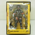 フィギュアの箱の表面。黄色い台紙とブリスターに本体と付属品が収まっている。