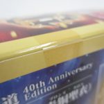 外箱上面のふちのクローズアップ。40th Anniversary Editionの箔押しが入っている。