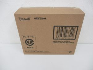 輸送用のダンボール箱。商品名とバーコードが印刷されています。