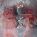 ブリスター越しに本体を寄って撮影。赤い装甲と頭部の造形が写る。
