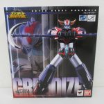 スーパーロボット超合金 グレンダイザーの外箱表面。黒地に機体の作例写真が印刷されている。