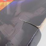 外箱の角を寄って撮影。紙が裂けている。