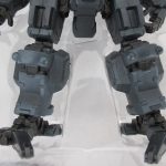 本体の脚部のクローズアップ。関節と足首の造形が分かる。