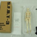 可動素体 S.F.B.T-3 の箱と中身を並べた状態。本体と台座、説明書が入っています。