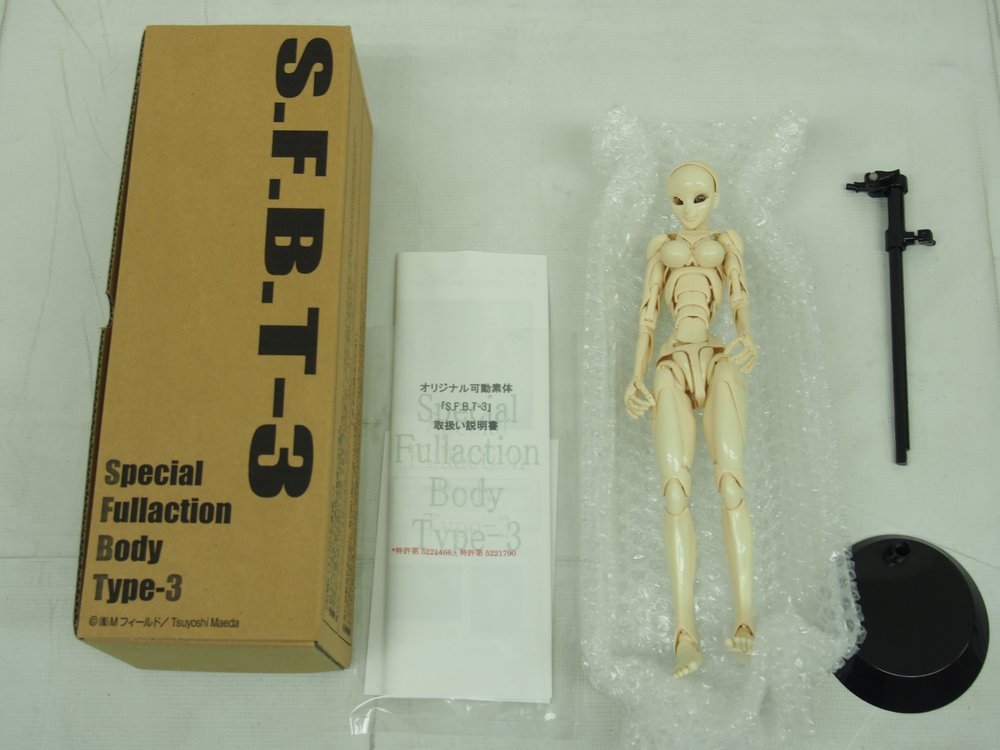 可動素体 S.F.B.T-3 の箱と中身を並べた状態。本体と台座、説明書が入っています。