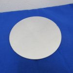 付属の丸い台座。白い樹脂製で、本体とは別に袋に入っています。