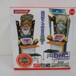 KONAMI DAC デスクトップアーケードコレクション クイズマジックアカデミーVol.2の外箱表面。筐体の完成写真が入る。