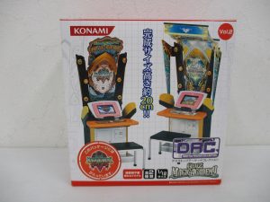 KONAMI DAC デスクトップアーケードコレクション クイズマジックアカデミーVol.2の外箱表面。筐体の完成写真が入る。