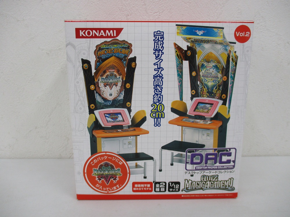 KONAMI DAC デスクトップアーケードコレクション クイズマジックアカデミーVol.2の外箱表面。筐体の完成写真が入る。
