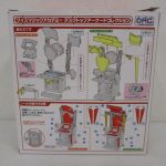 外箱の裏面。組み立て方とシールの貼り付け位置の解説が入る。