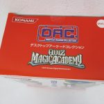 外箱の表面全体。シリーズ名と作品名の記載がある。