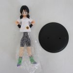本体と台座。本体は袋に入った状態です。