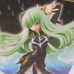 本体の上半身を寄って撮影。緑髪と衣装の造形が写る。