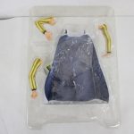 本体上半身のクローズアップ。縞模様のスーツとサングラスが見える。