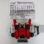ダブルドライバー本体とベルト帯。赤と白の意匠。