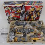 超カミツキ変形 DXギガントブラギオーの箱と、緩衝材に収まった中身。