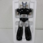 発泡スチロールに収まった本体の全体。黒と銀の塗り分けが分かる。