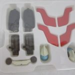 パーツトレイ。ロケットパンチ、赤い装甲、交換用パーツがそろっている。