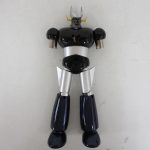 本体の全身を正面から撮影。黒と銀の配色。