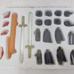 トレイのパーツ類。交換用の手、剣、槍が並ぶ。