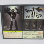 外箱の裏面。作例写真と付属メタルフィギュアの解説が並ぶ。