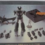 外箱裏面のクローズアップ。本体と付属品一式の写真が載る。