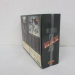外箱を斜め後ろから見たところ。裏面と側面の印刷が見える。