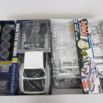 箱を開けた状態。ランナーと成型済みのボディパーツが入っている。