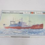 ハセガワ 1/350 南極観測船 宗谷 第一次南極観測隊の箱の表面。氷海を進む宗谷のボックスアート。
