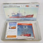 箱を開けた状態。説明書、資料ガイド、袋入りのパーツが収まっている。