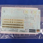 袋入りのデカール。艦名や船体番号PL107のマーキングが並ぶ。