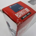 外箱の上面。シリーズ名と番号の表示が入る。