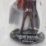 本体を斜め後ろから見たところ。台座に"AKAINU"SAKAZUKIの表記がある。
