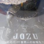 窓越しに台座を撮影。商品名の表記が入る。
