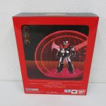 商品の外箱表面。赤い背景に、光の球体を背にしたマジンガーZが印刷されている。