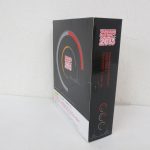 外箱を斜め後ろから見たところ。裏面と側面の印刷が見える。
