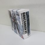 外箱を斜めから見たところ。側面の商品名表記が読める。