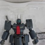 本体上半身のクローズアップ。頭部と赤い胸部の造形が見える。
