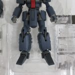本体の脚部と武装。ブリスターに収まった状態。