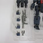 交換用手首パーツとライフル、脚部パーツのクローズアップ。