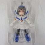 ブリスターに収まった本体の全身。白い服と青いブーツ。