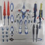 ブリスターに収まった本体と付属品の全体。武器・交換用手首・スラッシュハーケンが並ぶ。