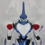 本体上半身のクローズアップ。白と青の装甲と、額のブレードアンテナが見える。
