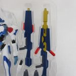 ブリスターに収まった本体と、青・黄色の大型武装。