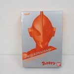 TAMASHII features にせウルトラマンの外箱表面。窓の奥に本体が入っている。