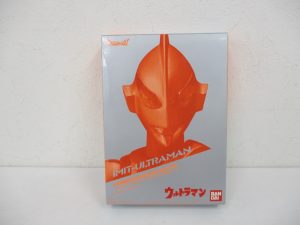 TAMASHII features にせウルトラマンの外箱表面。窓の奥に本体が入っている。