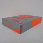 外箱を横から撮影。窓越しに本体の色が写る。