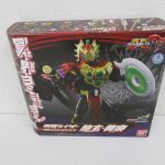 仮面ライダー龍玄・黄泉 ヨモツヘグリアームズの外箱表面。作例写真が入る。